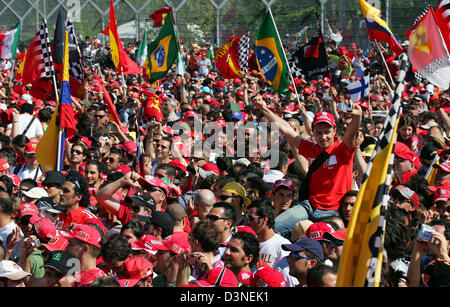 Ferrari-Fans jubilate auf dem Weg nach dem Grand Prix von San Marino beim Rennen verfolgen in Imola, Italien, Sonntag, 23. April 2006. Foto: Gero Breloer Stockfoto