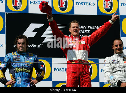 L-r: zweite platziert spanischen Formel-1-Fahrer Fernando Alonso (Renault), Sieger deutsche Michael Schumacher (Ferrari) und dritte platzierte Kolumbianer Juan Pablo Montoya (McLaren Mercedes) jubilate auf dem Podium nach dem Grand Prix von San Marino beim Rennen verfolgen in Imola, Italien, Sonntag, 23. April 2006. Foto: Stockfoto