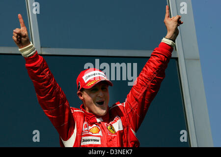 Deutsche Formel1 Rennfahrer Michael Schumacher (Ferrari) jubilate auf dem Podium, nachdem der Grand Prix von San Marino beim Rennen verfolgen in Imola, Italien, Sonntag, 23. April 2006. Foto: Gero Breloer Stockfoto