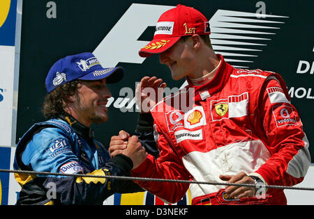 Spanische Formel1 Piloten Fernando Alonso Renautl F1 Team den zweiten Platz schüttelt (L) Hände mit Sieger deutsche Michael Schumacher (R) von Scuderia Ferrari F1 Team nach dem Grand Prix von San Marino beim Rennen verfolgen in Imola, Italien, Sonntag, 23. April 2006. Foto: Gero Breloer Stockfoto