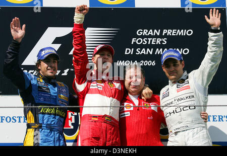 (L-R) Zweiter Platz spanische Formel-1-Fahrer Fernando Alonso (Renault), jubilate Sieger deutsche Michael Schumacher (Ferrari), seine Teamchief italienischen Jean Todt und dritte platzierte Kolumbianer Juan Pablo Montoya (McLaren Mercedes) auf dem Podium nach dem Grand Prix von San Marino beim Rennen verfolgen in Imola, Italien, Sonntag, 23. April 2006. Foto: Gero Breloer Stockfoto