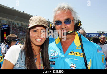 Renault F1 team wichtigsten italienischen Flavio Briatore (R) und Elisabetta Gregoraci, italienische Modell und seine Begleiter, posieren vor dem Grand Prix von San Marino beim Rennen in Imola, Italien, Sonntag, 23. April 2006. Foto: Gero Breloer Stockfoto