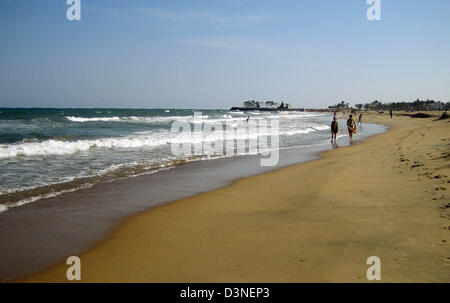 (Dpa-Datei) - Touristen spazieren Fußabdrücke am Strand vor dem Hintergrund eines Tempels auf der Coromandel-Küste in der Nähe von Mahabalipuram (Mamallapuram) im Bundesstaat Tamil Nadu, Indien, 25. Februar 2006. Die Tsumami, die im Dezember 2004 die Küste schlagen verursacht viele Opfer sowie umfangreiche Sachschäden. Foto: Beate Schleep Stockfoto