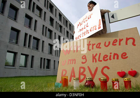 Timo Tasche, eine engagierte Bürger aus Nordrhein-Westfalen, demonstriert gegen die Beschuldigten Mutter vor dem Landgericht Frankfurt Oder, Donnerstag, 27. April 2006. Etwa neun Monate nach die Entdeckung von neun Leichen von Neugeborenen in Brieskow-Finkenheerd den Prozess gegen die Mutter Babys begann heute. Der 40-jährige hat die Verantwortung für Totschlag Sorge Stockfoto