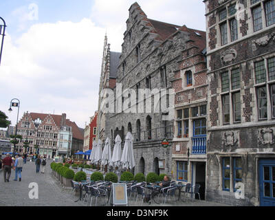 (Datei) - das Bild zeigt Häuser entlang der Graslei der ehemaligen Messe Zentrum am alten Hafen von Gent, Belgien, 18. Mai 2005. Foto: Jürgen Darmstaedter