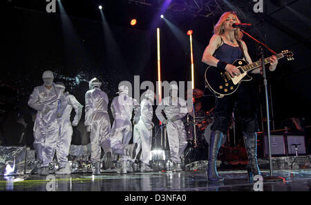 US-Superstar Madonna führt bei den "Coachella Valley Music and Arts Festival in Indio, Kalifornien, USA, 1. Mai 2006. Die Weltpremiere von Madonnas "Confessions" Tour statt findet am 21. Mai in Los Angeles führt sie zu Düsseldorf am 20. August und Hannover am 22. August. Foto: Hubert Boesl Stockfoto