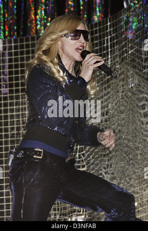 US-Superstar Madonna führt bei den "Coachella Valley Music and Arts Festival in Indio, Kalifornien, USA, 1. Mai 2006. Die Weltpremiere von Madonnas "Confessions" Tour statt findet am 21. Mai in Los Angeles führt sie zu Düsseldorf am 20. August und Hannover am 22. August. Foto: Hubert Boesl Stockfoto