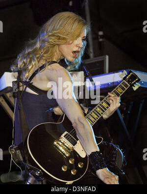 US-Superstar Madonna führt bei den "Coachella Valley Music and Arts Festival in Indio, Kalifornien, USA, 1. Mai 2006. Die Weltpremiere von Madonnas "Confessions" Tour statt findet am 21. Mai in Los Angeles führt sie zu Düsseldorf am 20. August und Hannover am 22. August. Foto: Hubert Boesl Stockfoto