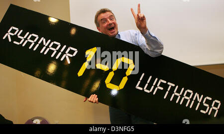 Michael O'Leary, CEO der irischen Low-Budget-Fluggesellschaft Ryanair, präsentiert eine Plakat-Lesung "Ryanair-Lufthansa 1:0 ' während einer Pressekonferenz in Frankfurt Main, Deutschland Mittwoch 03. Mai 2006. O'Leary stellt die Fluggesellschaft neue 33 Euro Flüge, die Passagiere innerhalb Europas zu transportieren. Flüge von Ryanair wie mit Lufthansas 99 Euro. Foto: Salome Kegler Stockfoto