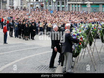 Königin Beatrix der Niederlande (links, vordere Reihe) ist an die nationale Gedenkfeier für die Opfer des zweiten Weltkriegs auf dem Dam in Amsterdam, Niederlande, 4. Mai 2006. Foto: Albert Nieboer (Niederlande) Stockfoto