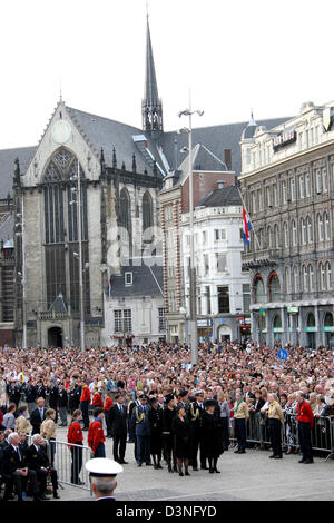 Königin Beatrix der Niederlande (R-Front Row) ist an die nationale Gedenkfeier für die Opfer des zweiten Weltkriegs auf dem Dam in Amsterdam, Niederlande, 4. Mai 2006. Foto: Albert Nieboer (Niederlande) Stockfoto