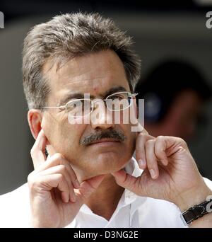 BMW Motorsport Direktor Mario Theissen schützt seine Ohren in der Grube während des zweiten Trainings, die 2006 Formel1 Grand Prix von Europa auf der Rennstrecke Nürburgring in Nuerburg, Deutschland, Freitag, 5. Mai 2006. Foto: Roland Weihrauch Stockfoto