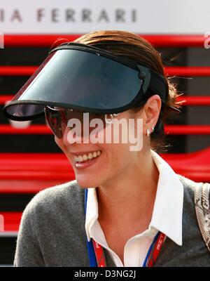 Michelle Yeoh, Freundin von Scuderia Ferrari F1 team principal Französisch Jean Todt, bevor das erste Training für die 2006 Formel1 Grand Prix von Europa am Nürburgring Race track in Nuerburg, Deutschland, Freitag, 5. Mai 2006 abgebildet. Foto: Jens Büttner Stockfoto