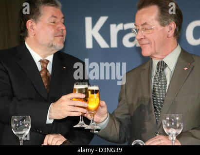 Vorsitzende der Sozialdemokraten (SPD) Kurt Beck (L) Klirren Gläser mit Vizekanzler Franz Muentefering feiert seine 40 Jahre SPD-Mitgliedschaft in Sundern, Deutschland, Freitag Abend, 5. Mai 2006 bezeichnet. Die 66-jährige feiert mit seiner Parteifreunde in seinem Hause Wahlkreis. Foto: Franz-Peter Tschauner Stockfoto