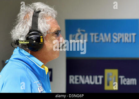 Renault F1 Team wichtigsten italienischen Flavio Briatore Spaziergänge durch die Boxengasse nach dem Qualifying für das Jahr 2006 Formel1 Grand Prix von Europa auf der Rennstrecke Nürburgring, Deutschland, Samstag, 6. Mai 2006. Foto: Roland Weihrauch Stockfoto