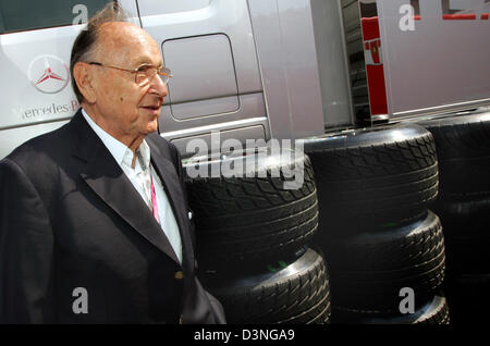 Der ehemalige deutsche Außenminister Hans-Dietrich Genscher mit Rennreifen vor dem Europäischen Grand Prix auf dem Nürburgring-Circuit, in der Nähe von Nuerburg Deutschland, Sonntag, 7. Mai 2006 gesehen. Foto: Rainer Jensen +++(c) Dpa - Bildfunk +++ Stockfoto