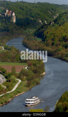 Ein Ausflug Boot Chevys hinunter den Main-Donau-Kanal in der Nähe von Riedenburg, Deutschland, 4. Mai 2006. Auf der linken Seite ist die Burg Prunn. Foto: Armin Weigel Stockfoto