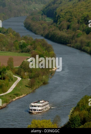 Ein Ausflug Boot Cadillacs auf der Main-Donau-Kanal in der Nähe von Riedenburg, Deutschland, 4. Mai 2006. Auf der linken Seite ist die Burg Prunn. Foto: Armin Weigel Stockfoto