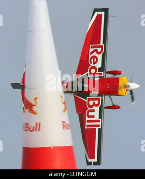 Ungarische Peter Besenyei, Sieger des zweiten Rennens auf dem Red Bull Air Race World Series 2006, fliegt Runde einen rot-weißen Verkehr Kegel in Barcelona, Spanien, 6. Mai 2006. Die Veranstaltung in Barcelona war der Start in den europäischen Teil der Staffel von der neuen Luftfahrt-Sport-Disziplin. Piloten müssen durch eine Slalomstrecke mit schwimmfähig Tore gekennzeichnet Tempo. Foto: Soeren Stache Stockfoto