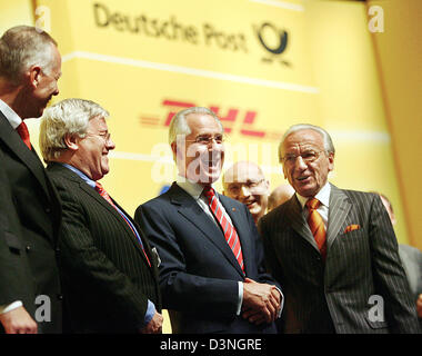 Deutsche Post AG CEO Klaus Zumwinkel (C) Lächeln zwischen Leiter Logistik John Allen (L), Chef der Finanzierung von Edgar Ernst (2. v. R) und Chef des Aufsichtsrats Josef Hattig (R) während der Hauptversammlung in Köln, Deutschland, Mittwoch, 10. Mai 2006 an Bord. Foto: Oliver Berg Dpa/Lnw +++(c) Dpa - Bildfunk +++ Stockfoto