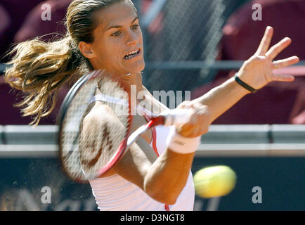 Französischer Tennis pro Amelie Mauresmo spielt eine Vorhand vs. russische Vera Dushewina bei den German Open in Berlin, Deutschland, Mittwoch, 10. Mai 2006. Amélie Mauresmo gewinnt 6: 1 und 6: 2. Foto: Wolfgang Kumm Stockfoto