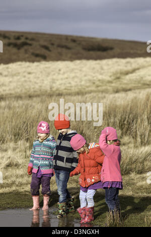 Kinder spielen in der Nähe von Mitchells Fold Stone Circle, Stapeley Hill Shropshire, England, UK Stockfoto