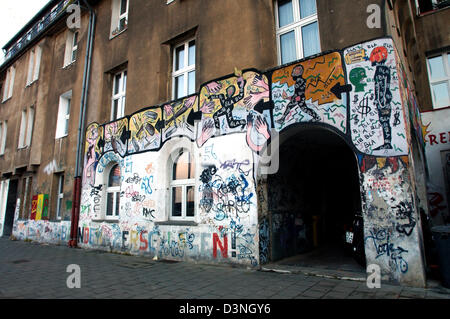 Das Bild zeigt einen Hauseingang mit Graffiti in Kiefernstraße in Düsseldorf, Deutschland, Donnerstag, 12. Januar 2006 besprüht. Im August 2004 Nachbarn, Sprayer und Künstler malte die Fassaden während eines Graffiti-Festivals. Foto: Horst Ossinger Stockfoto