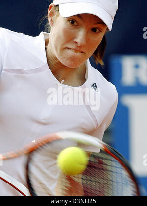 Belgische pro Justine Henin-Hardenne zerschlägt eine Rückhand in ihrem Viertelfinale Tennismatch gegen russische Svetlana Kuznetsova in Qatar Telecom German Open in Berlin, Deutschland, Freitag, 12. Mai 2006. Henin-Ardenne besiegte Kuznetsova 6: 4; 7-6. Foto: Wolfgang Kumm Stockfoto