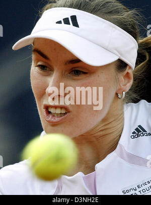 Schweizer Tennisprofi Martina Hingis konzentriert sich den Ball in ihrem Viertelfinale Spiel Vs Französisch Amelie Mauresmo in der Qatar Telecom German Open in Berlin, Deutschland, Freitag, 12. Mai 2006. Das Spiel wurde abgesagt wegen Dunkelheit auf 6: 4; 4-6. Foto: Wolfgang Kumm Stockfoto