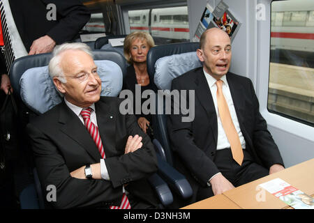 (L-R) Bayerns Ministerpräsident Edmund Stoiber und Bundesminister für Verkehr Wolfgang Tiefensee Reisen im ersten Zug auf dem neuen Eis verfolgen München-Nürnberg in München, Deutschland, Samstag, 13. Mai 2006. Die Strecke wird vom 28. Mai auf Züge erreichen bis zu 300 Kilometern pro Stunde betrieben werden. Foto: Frank Maechler Stockfoto