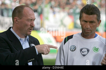 Klaus Augenthaler (R), im Bild Cheftrainer der Wolfsburg, Kaiserslautern Cheftrainer Wolfgang Wolf vor dem Bundesliga-Spiel VfL Wolfsburg Vs 1. FC Kaiserslautern in die Volkswagen Arena Wolfsburg, Deutschland, Samstag, 13. Mai 2006. Foto: Carmen Jaspersen (Achtung: neue EMBARGO Bedingungen! Die DFL hat Veröffentlichung und weitere Verwendung der Bilder während verboten. Stockfoto