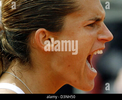 Französische Tennisprofi Amelie Mauresmo äußert ihre Frustration in ihrem Halbfinale Spiel Vs belgischen Justine Henin-Hardenne bei den Qatar Telecom German Open in Berlin, Deutschland, Samstag, 13. Mai 2006. Henin-Hardenne besiegte Mauresmo 6: 1; 6-2. Foto: Wolfgang Kumm Stockfoto