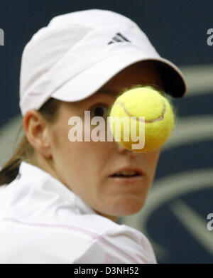 Belgische pro Justine Henin-Hardenne konzentriert sich den Ball in ihrem Halbfinale Tennismatch Vs Französisch Amelie Mauresmo in der Qatar Telecom German Open in Berlin, Deutschland, Samstag, 13. Mai 2006. Henin-Hardenne besiegte Mauresmo 6: 1; 6-2. Foto: Wolfgang Kumm Stockfoto