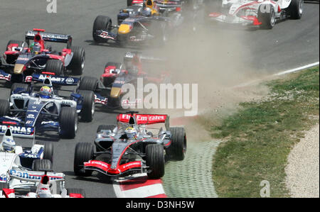 Kolumbianische Formel Eins Fahrer Montoya von McLaren Mercedes F1 Team geht Treffer die Gras nach Beginn des Grand Prix von Spanien auf dem Circuit de Catalunya Rennen verfolgen in Montmelo in der Nähe von Barcelona, Spanien, Sonntag, 14. Mai 2006. Foto: Gero Breloer Stockfoto