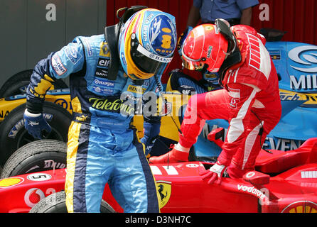 Spanische Formel1-Fahrer Fernando Alonso (L) des Renault F1 Teams und deutschen Michael Schumacher der Scuderia Ferrari raus ihre Rennwagen nach dem Grand Prix von Spanien auf dem Circuit de Catalunya Rennen verfolgen in Montmelo in der Nähe von Barcelona, Spanien, Sonntag, 14. Mai 2006. Alonso gewann vor Schumacher und Fisichella. Foto: Gero Breloer Stockfoto