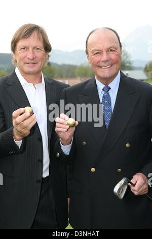 Ski-Legende Franz Klammer (L) und Toni Sailer (R) posieren mit Golfbällen bei der Eröffnung des Golfclub Kitzbühel im Grand SPA Resort A-Rosa Kitzbühel, Österreich, 12. Mai 2006. Foto: Ursula Düren Stockfoto