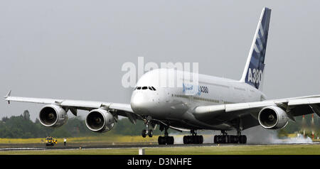 Der Airbus A 380 niederlässt am Flughafen Berlin Schönefeld, Deutschland, Montag, 15. Mai 2006. Das Flugzeug ist der Star der diesjährigen internationalen Luft-und Raumfahrtausstellung und Konferenzen (Internationale Luft - Und Raumfahrtausstellung, ILA), die am südlichen Flughafengelände vom 15. bis 21. Mai 2006 läuft. Foto: Wolfgang Kumm Stockfoto