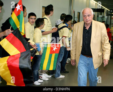 Otto Pfister, deutsche Cheftrainer der Togo-Fußball-Nationalmannschaft, Pässe Teenager mit der Togo-Flagge nach dem Team-Ankunft am Flughafen Stuttgart, Deutschland, Montag, 15. Mai 2006. Die Nationalmannschaft von Togo ist das erste FIFA WOrld Cup 2006-Team in seine Unterkunft in Wangen zu bewegen. Foto: Bernd Weissbrod Stockfoto