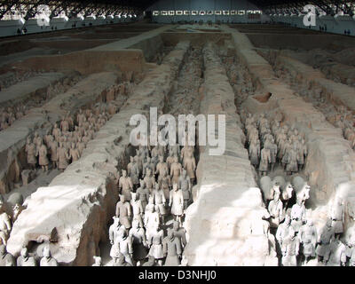 Lebensgroßen Terrakottasoldaten in das Grab Denkmal von Kaiser Qin Shi Huangdi, der Begründer der Qin-Dynastie, Xiyang, China, 1. Januar 2006. Durch Zufall entdeckt Bauern die Armee von lebensgroßen Terrakotta Bedenkenträger mit ihren Pferden und Wagen im Jahr 1974 etwa 30km östlich von Xian. Foto: Reichardt Stockfoto