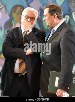 Bundesminister für Defense Franz Josef Jung (R) im Gespräch mit Bundesaußenminister Frank-Walter Steinmeier vor einer Kabinettssitzung in Berlin, Deutschland, Mittwoch, 17. Mai 2006. Die deutsche Regierung Debatten über eine mögliche Streitkräfte-Mission im Kongo. Foto: Bernd Settnik Stockfoto