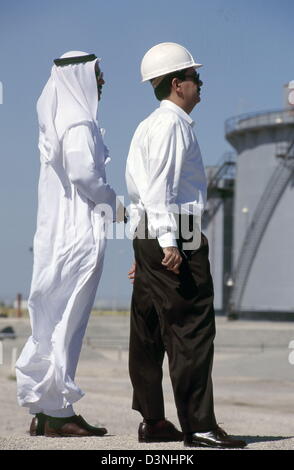 Leitende Angestellte von Saudi Aramco, der größte Ölkonzern der Welt, beobachten Vorgänge in der Ras Tanura-Raffinerie. Stockfoto