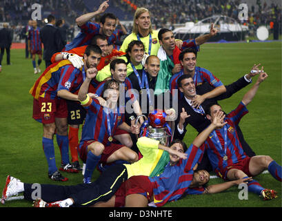 Die Spieler des FC Barcelona feiern ihren Triumph über Arsenal London nach der UEFA Champions League Finale 2006 im Stade de France in Paris, Frankreich, Mittwoch, 17. Mai 2006. Barcelona gewann das Spiel 2: 1 nach der Rückkehr von Arsenals 1. Halbzeit 1: 0 in Führung. Foto: Andreas Gebert Stockfoto