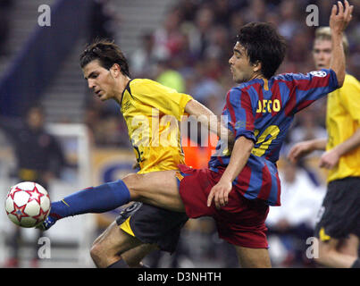 Arsenal London Spanisch Cesc Fabregas (L) kämpft mit FC Barcelona Deco (C) für den Ball während der UEFA Champions League Finale 2006 im Stade de France in Paris, Frankreich, Mittwoch, 17. Mai 2006. Barcelona gewann das Spiel 2: 1 nach der Rückkehr von Arsenals 1. Halbzeit 1: 0 in Führung. Foto: Andreas Gebert Stockfoto