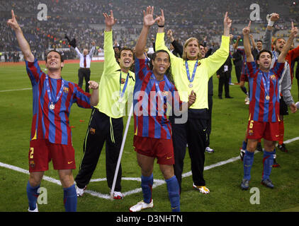 Die Spieler Juliano Belletti, Gabri Garcia, Ronaldinho, Maxi Lopez und Xavi Hernandez (L-R) des FC Barcelona feiern ihren Triumph über Arsenal London, nachdem die UEFA Champions Finale League Spiel 2006 im Stade de France in Paris, Frankreich, Mittwoch, 17. Mai 2006. Barcelona gewann das Spiel 2: 1 nach der Rückkehr von Arsenals 1. Halbzeit 1: 0 in Führung. Foto: Andreas Gebert Stockfoto