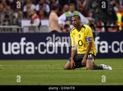 Arsenal London französischen Kapitän Thierry Henry sitzt frustriert auf dem Spielfeld, nachdem sein Team das UEFA Champions League Finale 2006 gegen den FC Barcelona im Stade de France in Paris, Frankreich, Mittwoch, 17. Mai 2006 verloren. Barcelona gewann das Spiel 2: 1 nach der Rückkehr von Arsenals 1. Halbzeit 1: 0 in Führung. Foto: Andreas Gebert Stockfoto