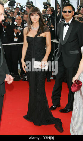 Italienische Schauspielerin und Jurymitglied Monica Bellucci kommt bei der Eröffnungsveranstaltung der 59. Filmfestival in Cannes, Frankreich, Mittwoch, 17. Mai 2006. Foto: Hubert Boesl Stockfoto