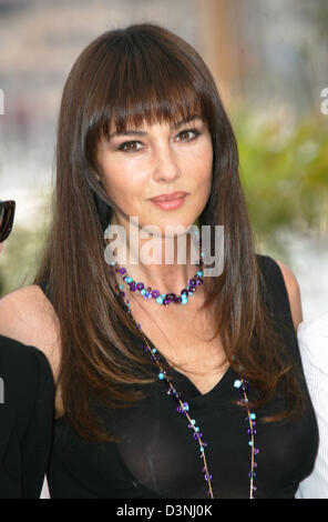 Italienische Schauspielerin und Jurymitglied Monica Bellucci kommt bei der Eröffnungsveranstaltung der 59. Filmfestival in Cannes, Frankreich, Mittwoch, 17. Mai 2006. Foto: Hubert Boesl Stockfoto