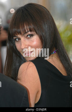 Italienische Schauspielerin und Jurymitglied Monica Bellucci kommt bei der Eröffnungsveranstaltung der 59. Filmfestival in Cannes vor dem Palais des Festivals in Cannes, Frankreich, Mittwoch, 17. Mai 2006. Foto: Hubert Boesl Stockfoto