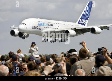 Ein Airbus A380 Doppeldecker mit einem Logo der Lufthansa landet am Flughafen Berlin-Schönefeld, Deutschland, Samstag, 20. Mai 2006. Das Flugzeug ist die große Attraktion des diesjährigen internationalen Luft-und Raumfahrt Ausstellung ILA, läuft vom 16. bis 21. Mai. Die Flugshow ist offen für Öffentlichkeit vom 19. bis 21. Mai. Foto: Wolfgang Kumm Stockfoto