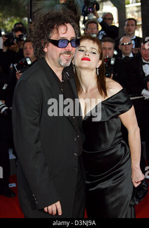 Englische Schauspielerin Helena Bonham Carter und US-amerikanische Regisseur Tim Burton posieren auf dem roten Teppich bei der Premiere von "Volver" am Palais des Festivals in Cannes, Frankreich, Freitag, 19. Mai 2006. Der Anlass ist die 59. Filmfestspiele von Cannes. Foto: Hubert Boesl. Stockfoto